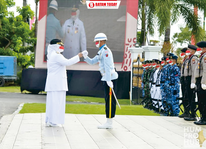 Suasana saat pelaksanaan upacara penurunan bendera merah putih HUT RI ke-76